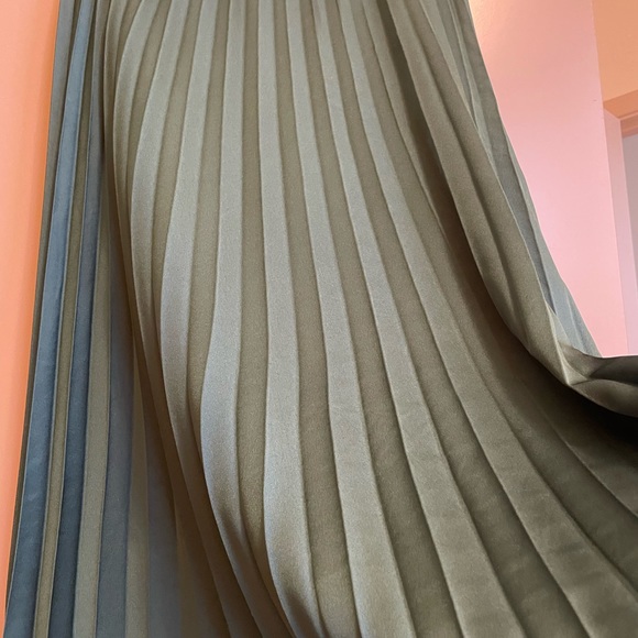 Pleated skirt - Picture 2 of 4